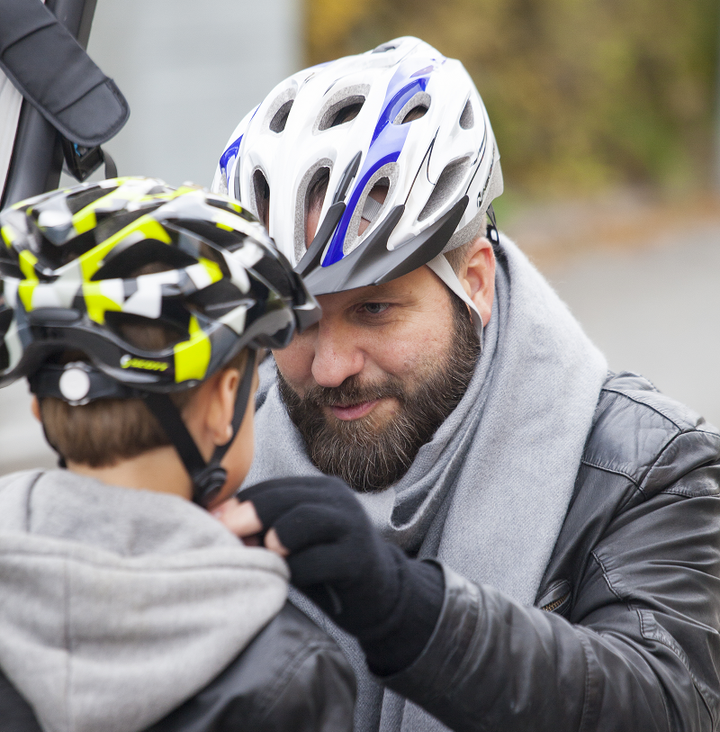 Cykelhjälm skyddar huvudet från dödliga och allvarliga skador. Men det krävs mer åtgärder för att allmänt höja trafiksäkerheten för cyklister. Foto: Transportstyrelsen