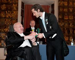 Lars-Göran Blank, Jula mottar Näringslivsmedaljen ur HKH Prins Carl Philips hand. I bakgrunden Kungl. Patriotiska Sällskapets ordförande Johan Nordenfalk. Foto: Scanpix