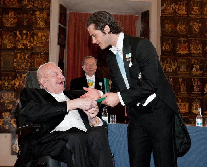 Lars-Göran Blank, Jula mottar Näringslivsmedaljen ur HKH Prins Carl Philips hand. I bakgrunden Kungl. Patriotiska Sällskapets ordförande Johan Nordenfalk. Foto: Scanpix