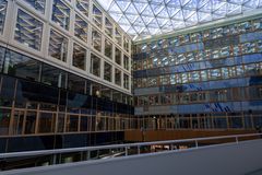 I Uppsala stadshus har de gamla delarna från 60-talet fogats samman med nybyggda delar. Foto: Katarina Hjertstedt