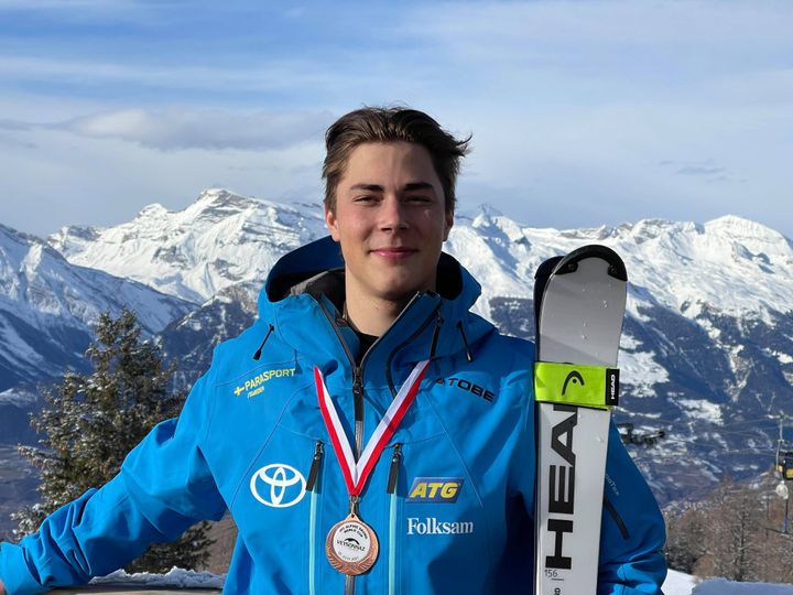 Aaron Lindström visade prov på stor mental styrka och tog en pallplats i säsongens första slalomtävling.