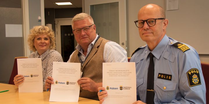 Kommundirektör Ulrika K Jansson, kommunstyrelsens ordförande Peter Book och lokalområdeschef Lars Jansson från polismyndigheten Enköping/Håbo undertecknar Medborgalöftet.