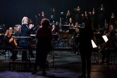 Kungliga Operans vd och operachef Birgitta Svendén tackar Kaija Saariaho för La Passion de Simone. Foto:Kungliga Operan/Izabella Englund
