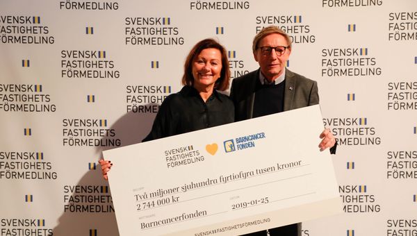 Förra veckan lämnade Svensk Fastighetsförmedlings tf vd Petra Wester över en check på drygt 2,7 miljoner kronor till Barncancerfondens styrelseordförande Jens Schollin.