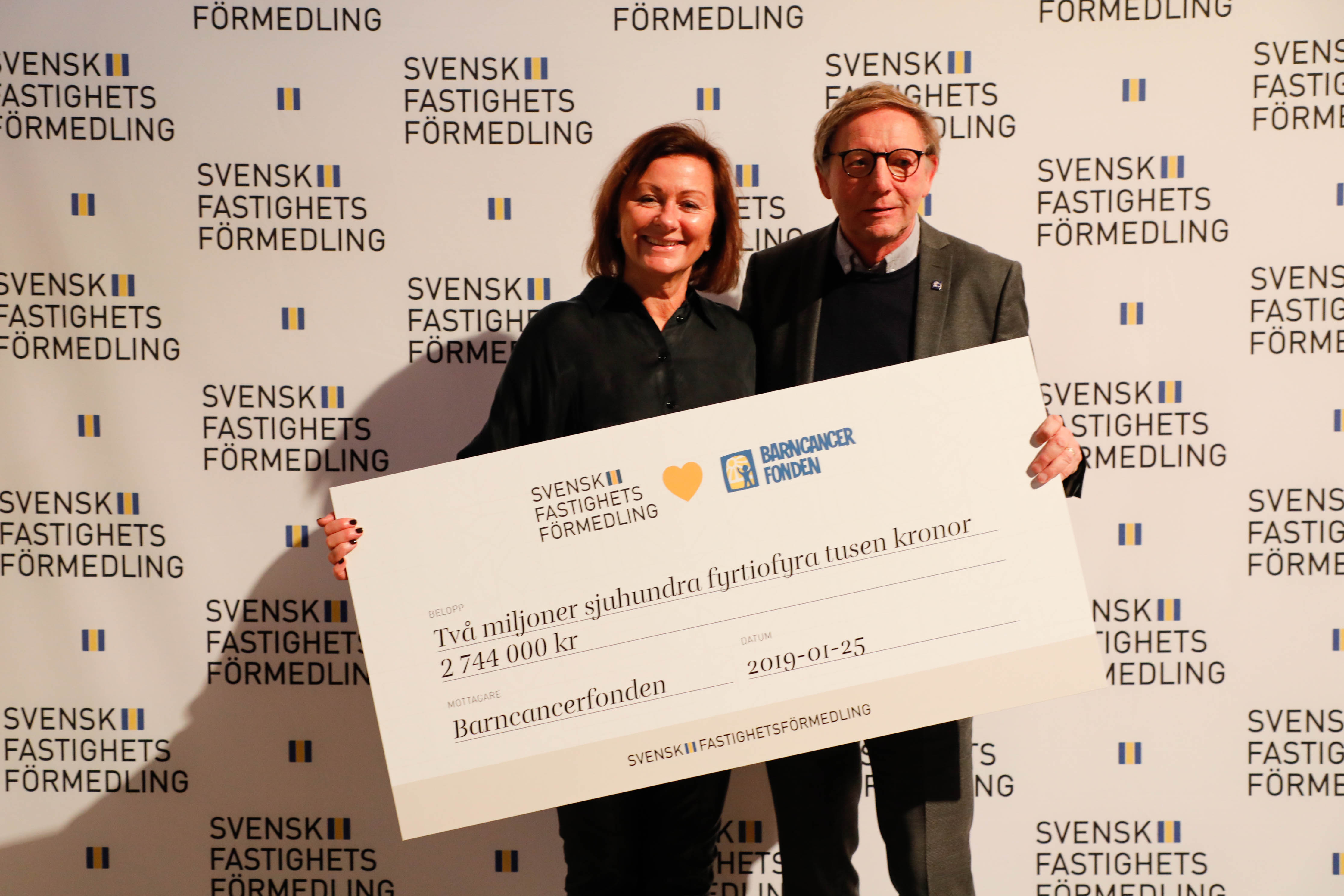 Förra veckan lämnade Svensk Fastighetsförmedlings tf vd Petra Wester över en check på drygt 2,7 miljoner kronor till Barncancerfondens styrelseordförande Jens Schollin.