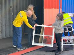 Daniel af Ekenstam, chef för Cirkulärbutiken på IKEA varuhuset i Helsingborg, tar emot en möbel i den container som IKEA just nu bygger om och målar på återbrukscentralen.