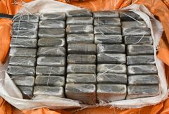 Väl dolt i den legala lasten fann tulltjänstemännen 150 kilo kokain. Foto: Tullverket.