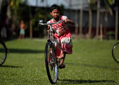 "Ett smart och anpassningsbart svenskt bistånd kan ställas om för att ta vara på de möjligheter som öppnar sig." I Bangladesh är cykeln snabbaste vägen till jämställdhet - läs mer om cykelprojektet på peoplechangetheworld.org. Foto: Niranjan Shrestha