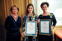 Antonia och Viveca Ax:son Johnson mottar Kulturarvsmedaljen, från kulturminister Lena Adelsohn Liljeroth. Detta för bevarande av Engelsbergs bruk samt arkiv. Foto Scanpix, Erik Mårtensson. Bilderna är fria för media att använda.