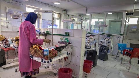 Mamma med sitt barn som får vård på neonatalavdelningen på Läkare Utan Gränsers sjukhus i Khost, Afghanistan. Foto: Oriane Zerah