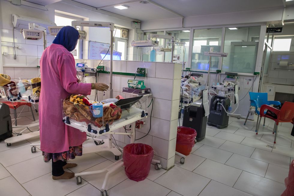 Mamma med sitt barn som får vård på neonatalavdelningen på Läkare Utan Gränsers sjukhus i Khost, Afghanistan. Foto: Oriane Zerah