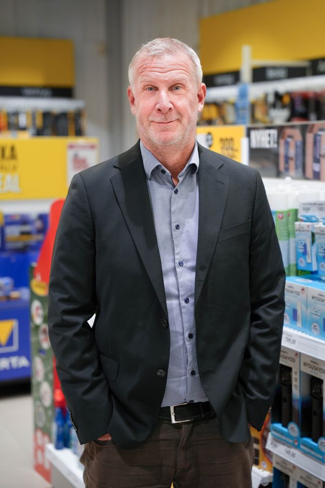 ÖoB – VD Anders Lorentzon porträtt i butiksmiljö