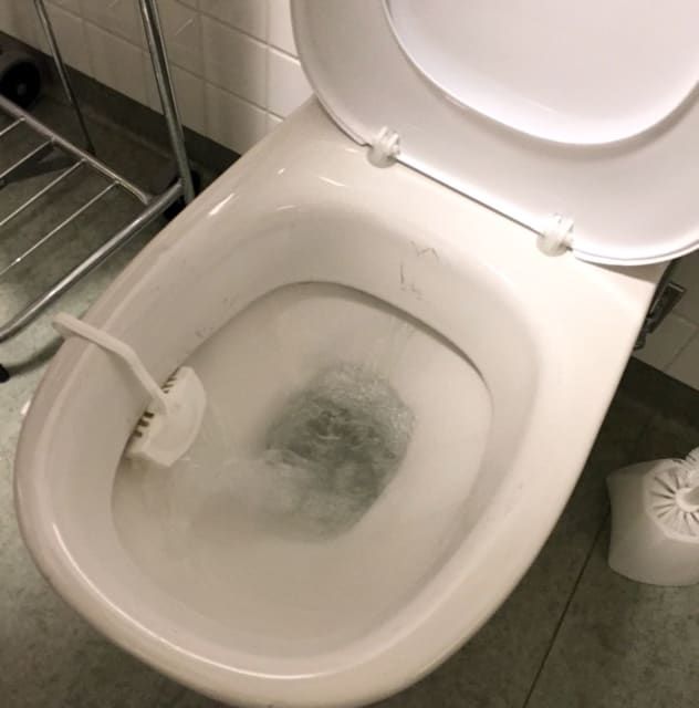 Metoden som testas på Akademiska innebär att man med hjälp av enzymer renar avloppsvattnet från läkemedelssubstanser. Enzymerna sitter i toalettblock, som ser ut som vanliga doftblock, och frigörs i vattnet vid varje spolning.