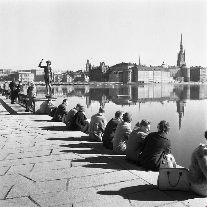 Stockholmare i vårsolen med utsikt mot Riddarholmen. Fotograf Widfeldt, Olle. Stockholms stadsmuseum.