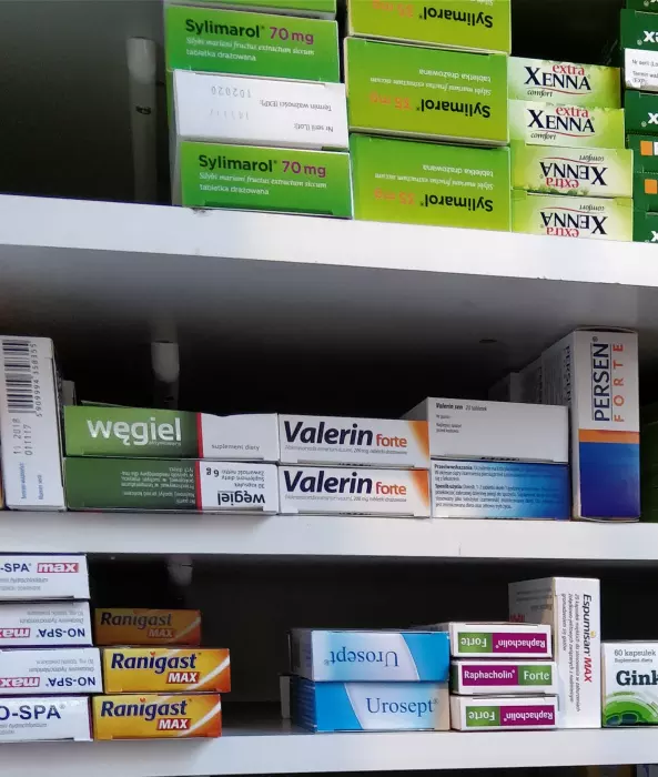 En livsmedelshandlare i Malmö har sålt polska läkemedel. Eftersom de inte är godkända för försäljning i Sverige är försäljningen förbjuden.