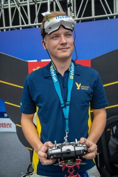 Oscar Nilsson från Malmö Radioflygsällskap är en tävlingsmeriterad droneracingpilot. Bland annat kan han titulera sig juniorvärldsmästare, men han har målet satt högre än så: ”Jag siktar på att bli världsmästare i seniorklassen”.