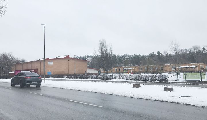 Smedsgärdshallen  med intilliggande tomt.