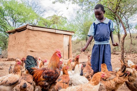 Jepngok Kiptui blev biten av en kobra i sömnen. Det tog flera timmar att ta sig till sjukhuset eftersom avstånden är stora på landsbygden i Kenya. Hon opererades tre gånger för att få bort giftet. Jepngok, som är vänsterhänt, har tvingats lära sig att använda höger hand i stället. Foto: Paul Odongo