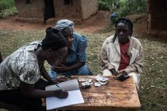 En lånecirkel för kvinnor i i Kenya. Internationella Valutafonden uppskattar utvecklingsländers årliga skatteförluster till runt 200 miljarder dollar, långt mer än det årliga biståndet. Foto: Diakonia