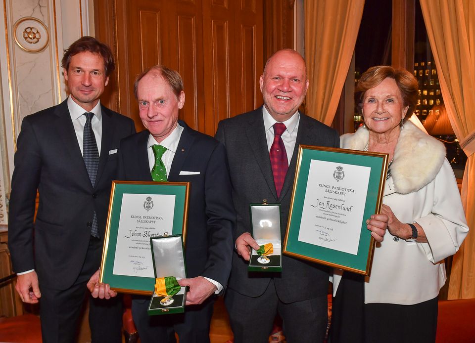 Förslagsställande ledamöterna Johan Cederlund och Susann Silfverstolpe flankerar medaljörerna Johan Ekström och Jan Rosenlund. Foto: Jonas Ekströmer/TT.