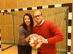 Andrea Möllerberg, ordförande i fotbollssektionen inom Bollstanäs sportklubb, här tillsammans med Jesper Stahre som är förstelärare vid Väsby Nya Gymnasium.