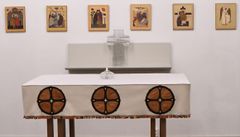 2018 fick altaret i Mariakapellet i Härnösands domkyrka samisk utsmyckning. Altarbrunet är tillverkat i vitt kläde och brunt garvat renskinn, av textilmästaren Anna-Stina Svakko från Porjus. Ett nytt projekt ska sammanställa vilka andra samiska föremål som finns i församlingarna i stiftet. Foto: Lena Vik