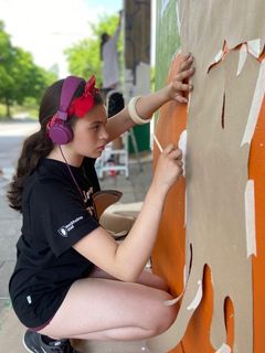 Sommarjobbande ungdomar skapar muralmålning