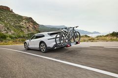 Porsche har utvecklat en cykelhållare specifikt för Taycan Cross Turismo med kapacitet för upp till tre cyklar.