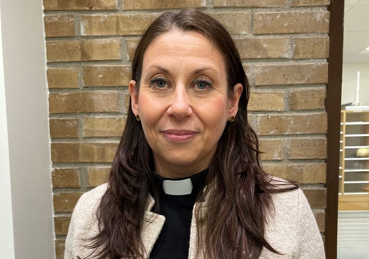 Petra Hamnström är glad över det nya arbetet i Sköns församling. – Jag har blivit så väl bemött av både personal och församlingsbor. Det känns jätteroligt, säger hon. Foto: Rebecka Lindberg
