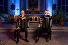 I konserten Bach och folkmusik från Orsa kyrka medverkar bland andra Åsa Arvidsson och Åsa Sundstedt, riksspelmän på accordeon och kyrkomusiker i Orsa församling. Foto: Kola Productions.