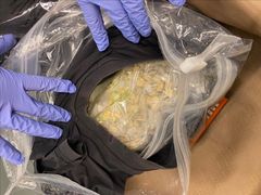 I kabinväskan upptäckte tulltjänstemännen över 10 100 tabletter Ecstacy som togs i beslag. Foto: Tullverket