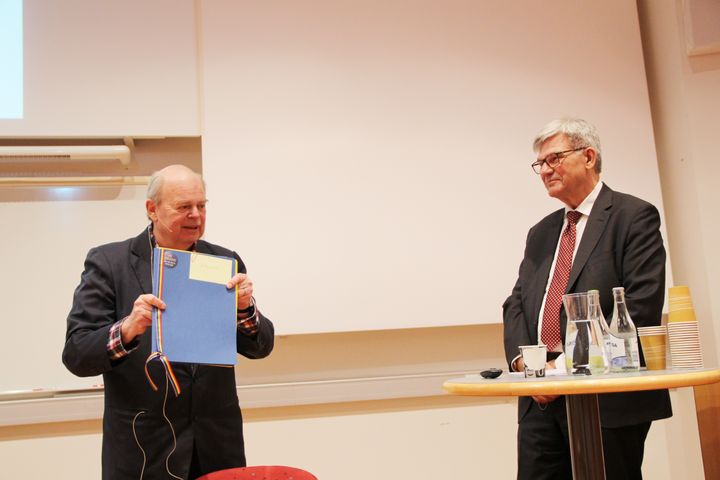 Torgny Larsson håller upp demokratideklarationen inför ögonen på Peter Örn.