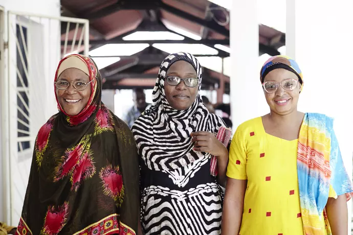 Specsavers Ge Syn Kvinnor i färggranna kläder och glasögon