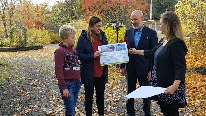 Familjen Rosendal/Wunger som äger Skoby hästgård i Rosersberg, får Miljöpriset av Gill Brodin, ordförande i Miljö- och hälsoskyddsnämnden.