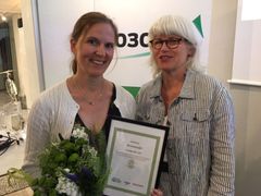 Hållbarhetschef Linda Malmén tog emot diplomet för bronsplaceringen i tävlingen Laddguldet 2018. Bredvid henne står Karin Svensson Smith (MP), ordförande i riksdagens trafikutskott.