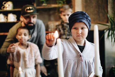 På internationella barncancerdagen sätter Sverige ljuset på barncancer. 10-åriga Ebba är snart klar med en tre år lång behandling för leukemi. Foto: Ylva Bergman