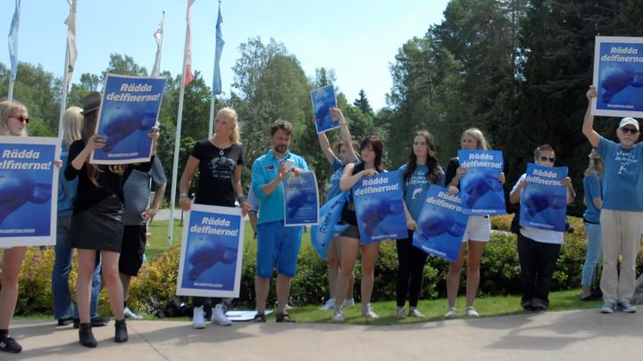 Demonstration utanför Kolmårdens djurpark med bland annat den före detta delfintränaren Ric O´Barry.