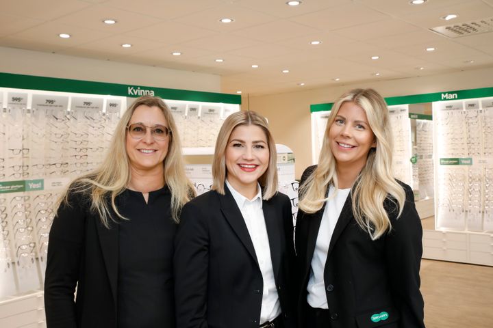 Från vänster: Patricia Stavervik, Johanna Wigren och Jenny Solberg som nu öppnar nya Specsaversbutiken i Västervik. Foto: Specsavers