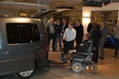 Demonstration rullstolstaxi Caddy Maxi LifeDaniel Person på Karosseriverken demonstrerar den nya rullstolstaxin för Jaan Kaur, ombudsman för DHR (De Handikappades Riksförbund), och bakgrunden skymtar bland andra Claes Löfvenberg, VD för Taxi 020, (t v) samt Mikael Söderlund, säljare på Din Bil, och Christer G Wennerholm, trafiklandstingsråd och styrelseordförande i SL (t h).