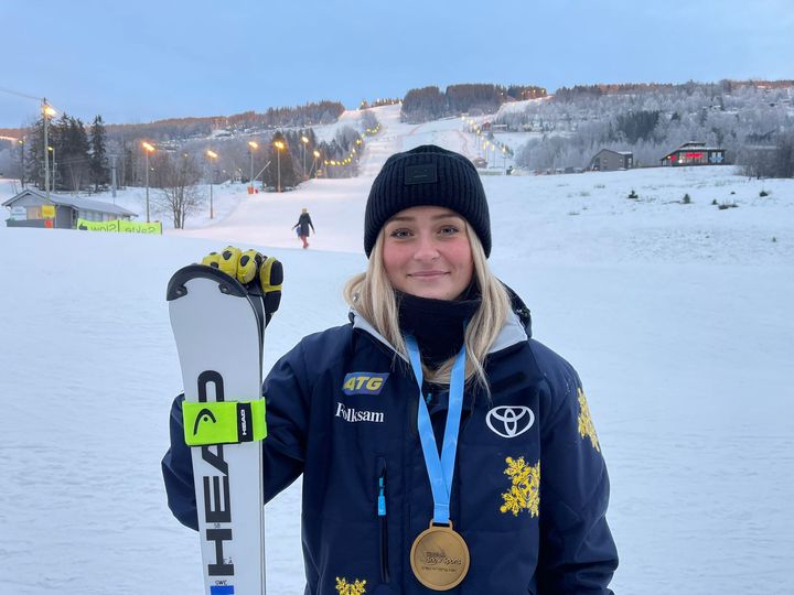 Ebba Årsjö med sin andra raka guldmedalj på två dagar. Foto: Parasport Sverige