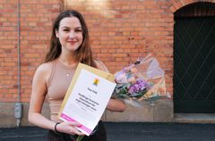Tess Falk får Huddinge kommuns stipendium för unga talanger 2021.  Foto: Bakåtkupad