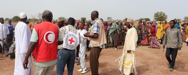 Flera tusen människor har skadats i stridigheterna i Sudan. Volontärer från Sudanesiska Röda Halvmånen har ryckt ut med första hjälpen och bistår med evakuering av skadade och vidare transport.