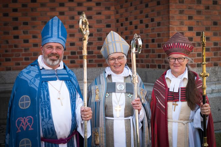 Thomas Petersson och Åsa Nyström har idag vigts till biskopar för Luleå respektive Visby stift. I mitten: ärkebiskop Antje Jackelén, som förrättade vigningen. Foto: Magnus Aronson/IKON