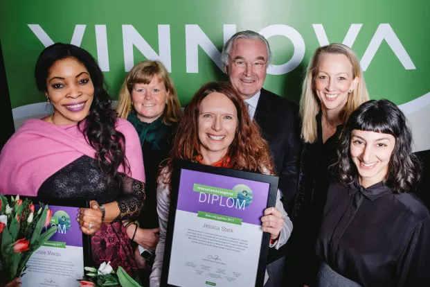 Årets vinnare av utmärkelsen Innovationstalangerna Gisele Mwepu och Jessica Stark längst fram till vänster. Från juryn: Charlotte Brogren, Sven Hagströmer, Anna Wikland och Seher Yilmaz. Foto: Ola Jacobsen