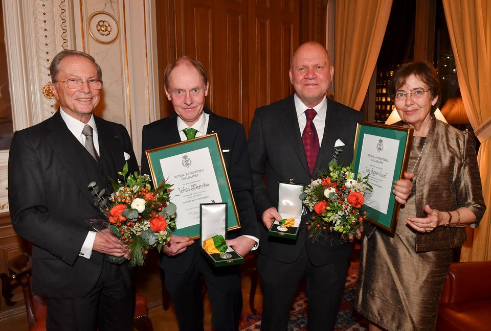 Ordförande Erik Norberg och vice ordförande Christina von Arbin flankerar medaljörerna Johan Ekström och Jan Rosenlund. Foto: Jonas Ekströmer/TT.