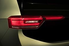 Bakpartiet har delvis förändrat utseende tack vare att de tvådelade bakljusen nu är helt rödbelysta.