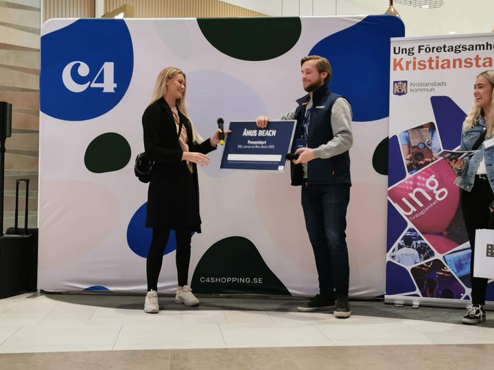 Sally Lundin tar emot pris för Årets produkt på UF-mässan i Kristianstad. Fotograf: Tilde Fryklund Fotorättigheter: Får användas för redaktionellt bruk.