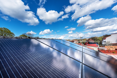 Anslutningarna av solceller accelererar. Varje halvår tillkommer nu 100 MW i E.ONs elnät, vilket är betydligt större ökningstakt än 2020 och 2021. Foto. Joakim Lenell