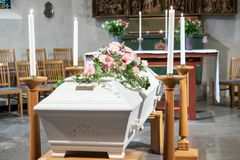 För många människor kan tiden mellan dödsfall och begravning bli en obestämd tid av väntan, säger kontraktsprost Maria Ottensten