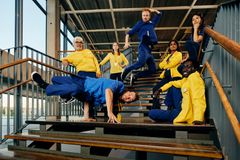 De gula och blåa kläderna gör det lätt att känna igen IKEA var än i världen kunderna besöker ett varuhus. I helgen var det premiär för de nya kläderna.